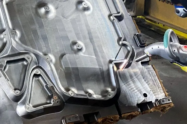 Restoration of a large metal die using laser cleaning